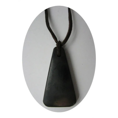 Оберег из шунгита Капля на шнуре  фото